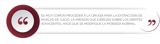 Es muy común proceder a la cirugía para la extracción de muelas de juicio. La presión que ejercen sobre los dientes adyacentes hace que se modifique la mordida normal.